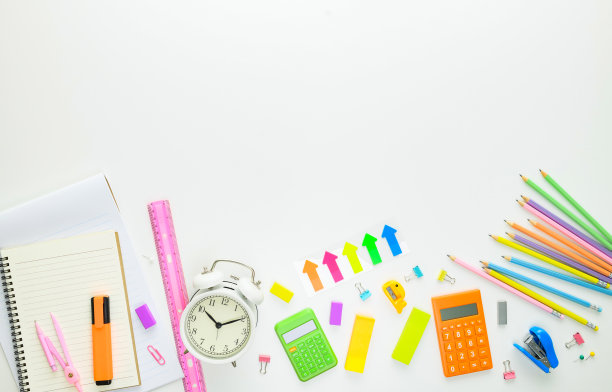 不同的文具隔离在白色背景上，平铺。文本空间。配件彩色模型。教育或返校的概念。图片下载