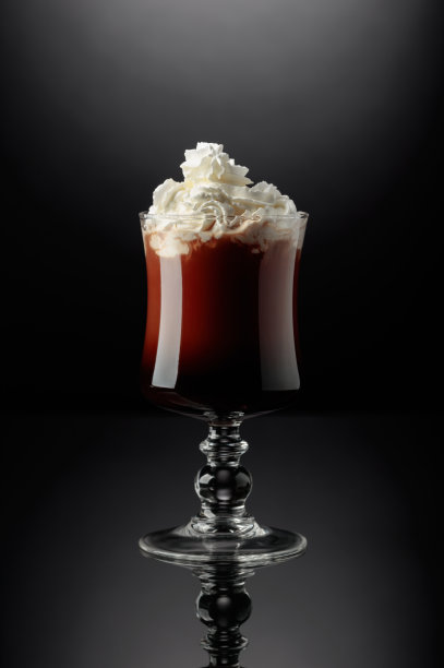 巧克力饮料加鲜奶油。图片下载