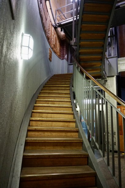 圣保罗-易北隧道通常被汉堡人称为老易北隧道，与1975年开通的新易北隧道形成鲜明对比。图片下载