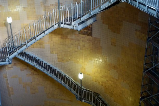 圣保罗-易北隧道通常被汉堡人称为老易北隧道，与1975年开通的新易北隧道形成鲜明对比。图片下载