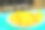一张特写照片显示，去皮的柿子一排一排地放在厨房桌子上的盘子里。图片下载