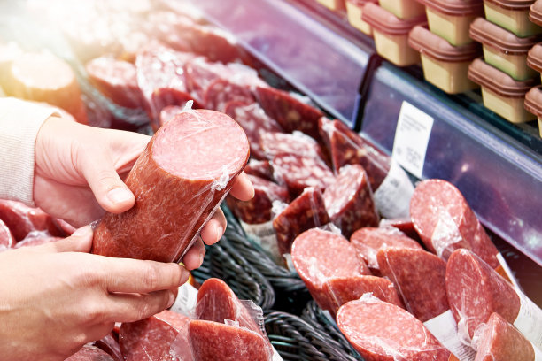 手拿香肠片图片下载