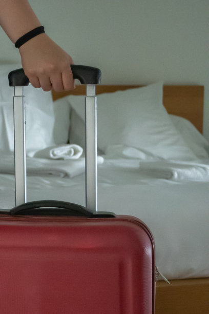 人带着行李箱到达酒店房间休息，享受放松和舒适的复印空间图片下载