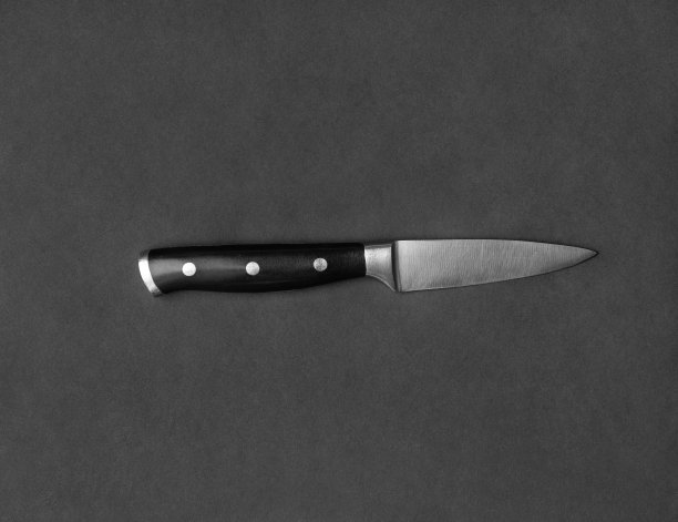 黑色背景上的大菜刀顶视图图片下载
