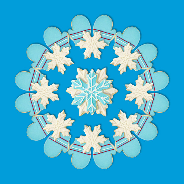 手套和雪花:用节日装饰的冰镇圣诞饼干制作的圣诞花环图片下载