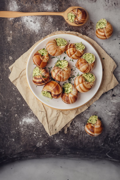 蜗牛配香油和香草。图片下载