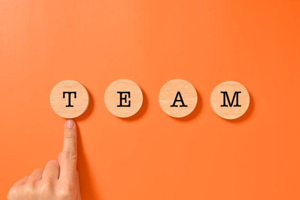 手指团队字写在木块上抽象的背景，商业和团队合作的概念，公司的团结，商业公司图片下载