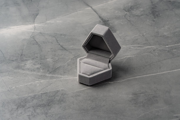 灰色背景上的小首饰盒特写图片下载