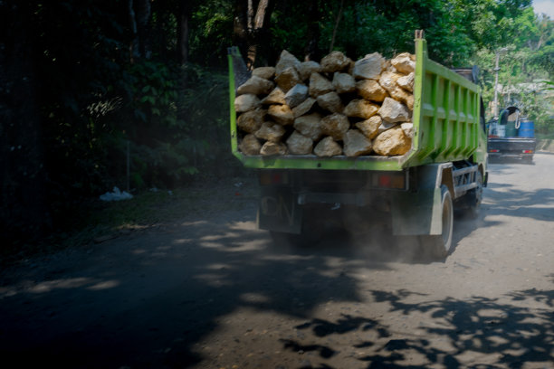 石灰石运输车:在地区道路上运送石灰石以满足石灰石工厂的需要的卡车，或从采石场运送石头的汽车卡车图片下载