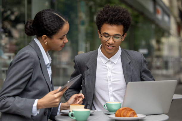 业务同事一起吃早餐，讨论项目图片下载