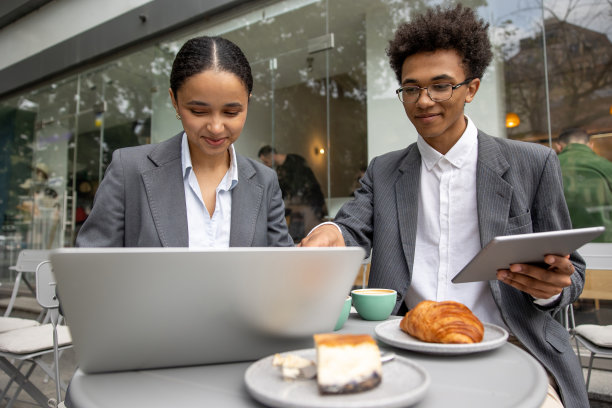 同事们一起做项目，看起来很专注图片下载