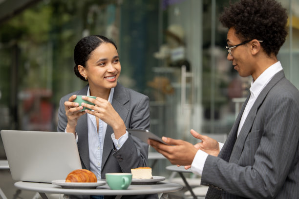 两个商人在讨论某件事，看起来很投入图片下载