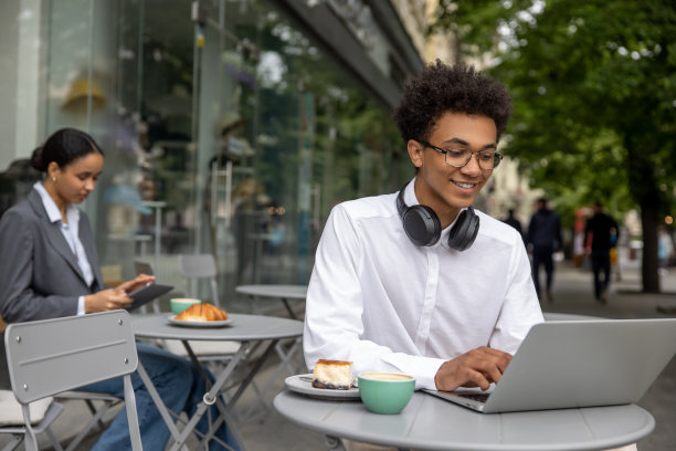 一头卷发，戴着耳机的年轻商人图片下载