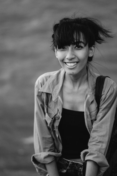 深色皮肤的泰国女孩图片下载