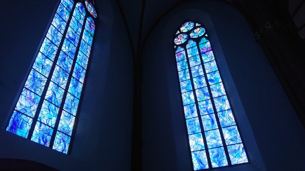 美因茨圣斯蒂芬教堂的彩色玻璃窗。图片下载