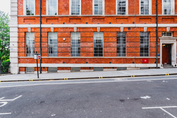 伦敦大街上的经典建筑墙图片下载