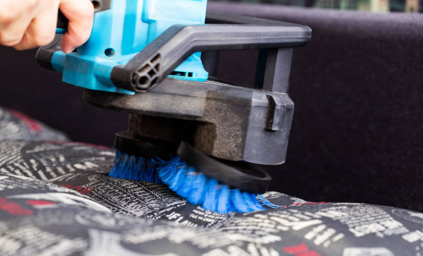 干洗沙发时用专用电刷提起堆，近距离观察。图片下载