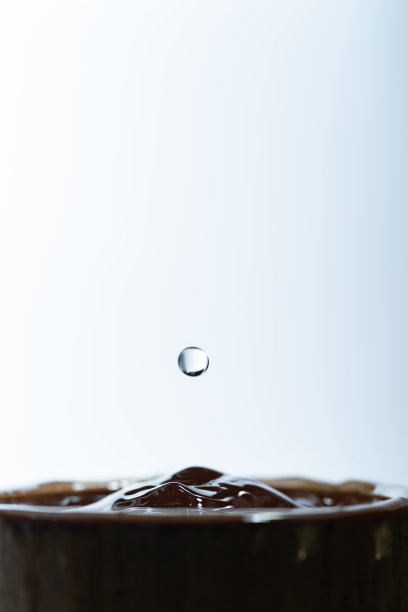 水滴作用图片下载