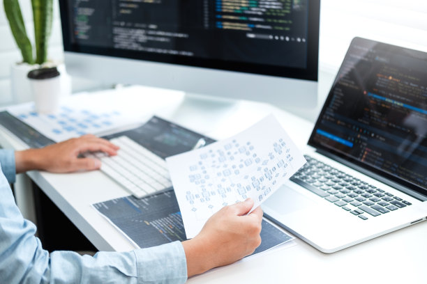 在软件公司办公室从事网站设计和编码技术工作图片下载
