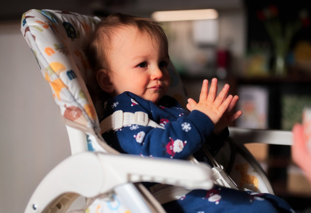 小男孩坐在他的椅子上图片下载