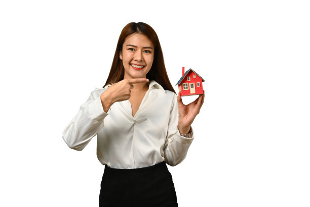 不动产、财产保险和抵押的概念。美丽的女房地产经纪人拿着房子模型孤立在白色背景。图片下载