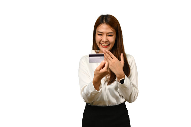 惊讶的年轻女子拿着白色背景的信用卡。电子货币，非接触式支付理念。图片下载