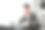 年轻的商人在办公室用笔记本电脑、平板电脑和在纸上做笔记。图片下载