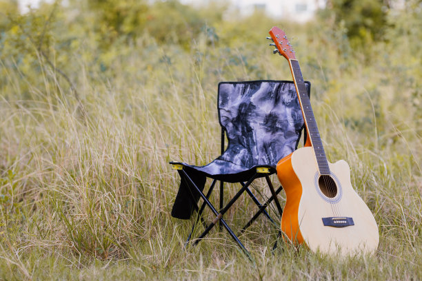 吉他，野营，如炉具，椅子，在阳光明媚的日子里户外。户外浪漫嬉皮士图片下载