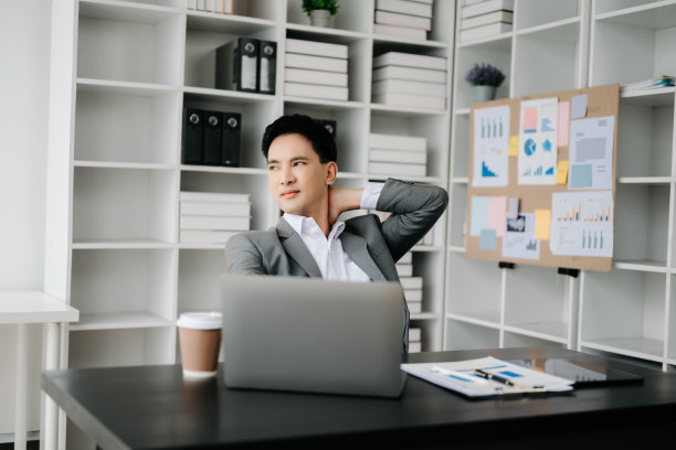 劳累过度的年轻亚洲女上班族在办公桌前工作了一整天后颈部疼痛。办公室综合症概念图片下载