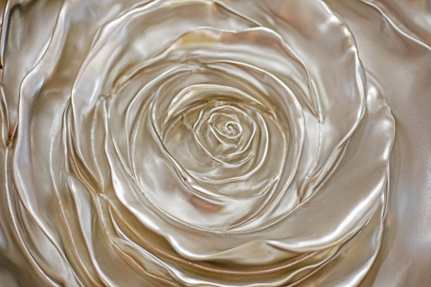 抽象的银色背景粘土浮雕的一朵玫瑰花。现代室内图片下载