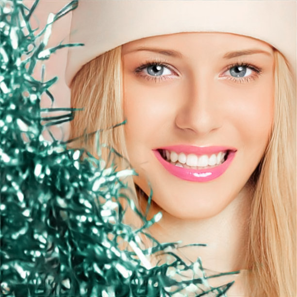 祝头戴白色班尼帽的美女节日快乐，圣诞快乐，新年快乐。微笑的金发女孩，节日精神，庆祝冬天图片下载