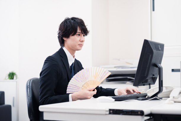 商人一边工作一边扇扇子图片下载