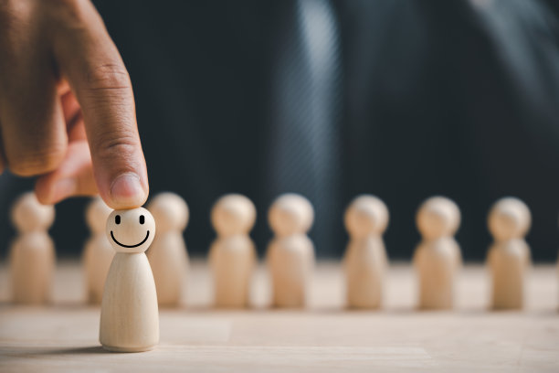 男人的手牢牢地握着木制的人形图片下载