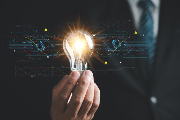 一只手拿着发光的灯泡，象征着创意之间的联系图片下载