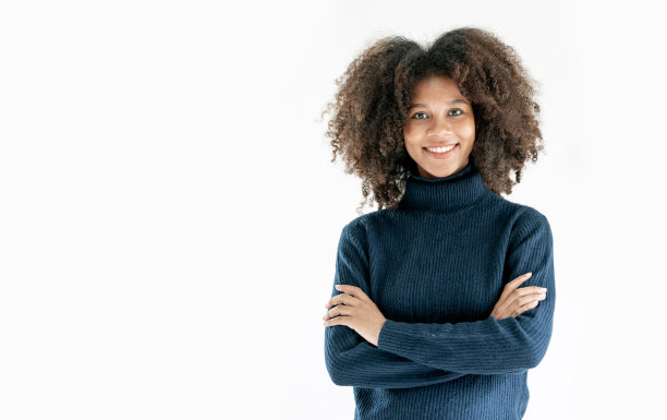 美丽积极的非裔美国妇女的肖像，双臂交叉站立图片下载