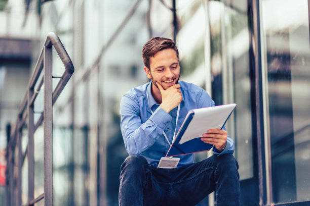 在户外看商业文件的商人。商业、工作和人的概念。图片下载