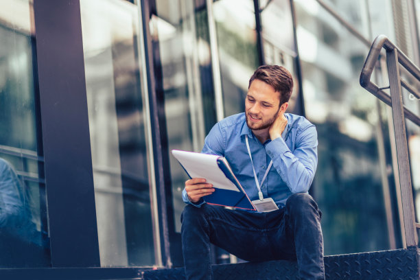 沮丧的商人在户外。业务，工作，压力和人的概念。图片下载
