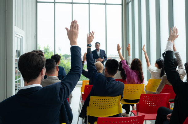 商务人士在办公室开会讨论计划和成功的团队合作。图片下载