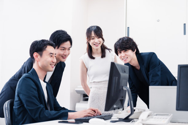 一个主要是年轻员工活跃的办公室图片下载