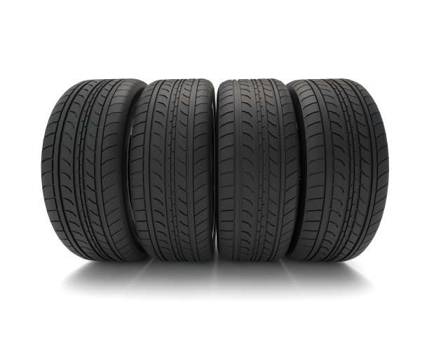 白色背景的铝轮汽车轮胎。图片下载