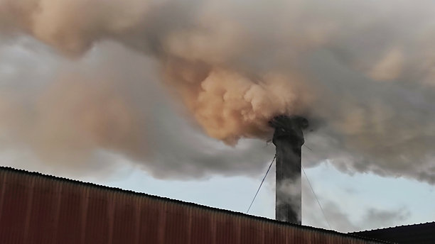 生产过程中从工厂烟囱冒出来的烟图片下载