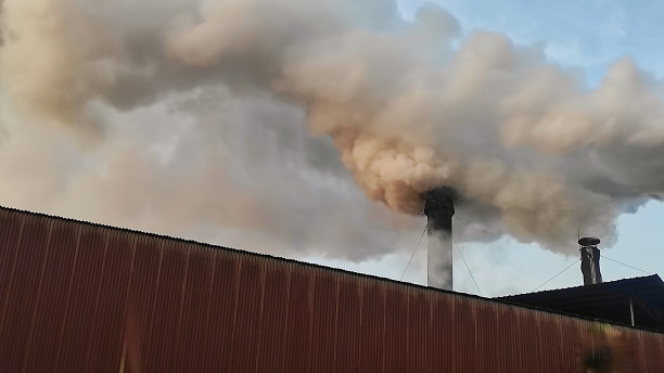 生产过程中从工厂烟囱冒出来的烟图片下载