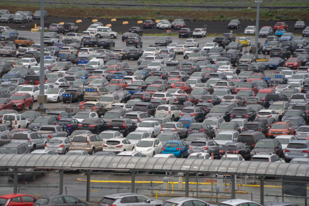 成排繁忙的汽车在城市购物中心的公司停车场。交通概念中的全空间设计区域。冰岛机场交通堵塞。模式的背景。图片下载