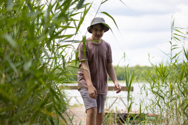 小男孩在湖边的码头上图片下载