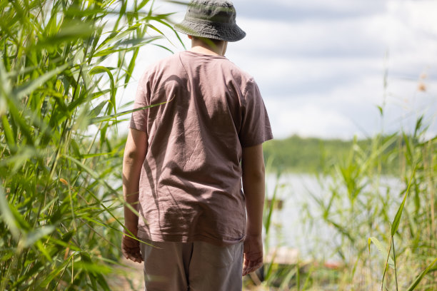 小男孩在湖边的码头上图片下载
