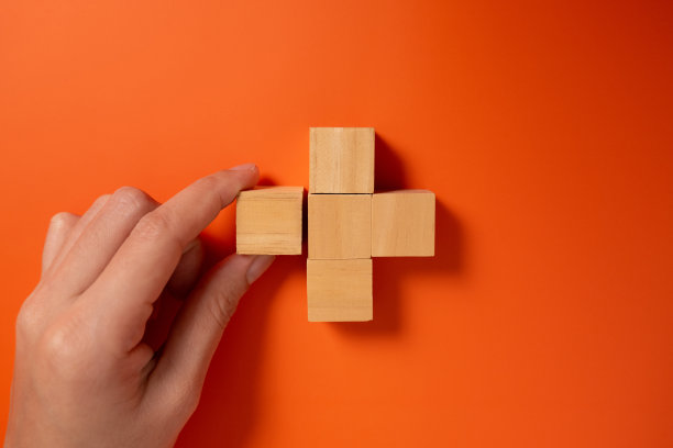 木制立方体在抽象背景上模拟业务概念，业务流程，复制空间，木块与文本或符号的复制空间，背景与复制空间图片下载