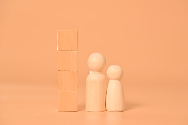 木制立方体模拟和娃娃的背景文字，复制空间，木块与复制空间的文字或符号，背景与复制空间图片下载