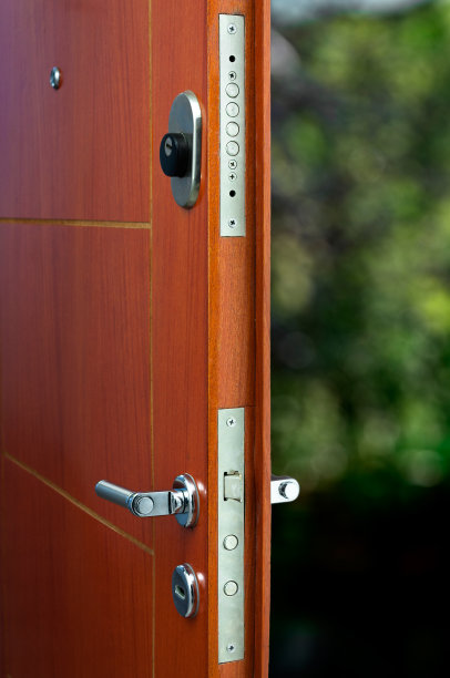 打开家里的门。锁的特写，装甲门。图片下载