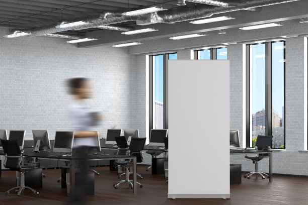 空白的卷横幅站在白砖办公室内部图片下载