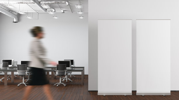 空白卷横幅站在现代办公室模拟。图片下载